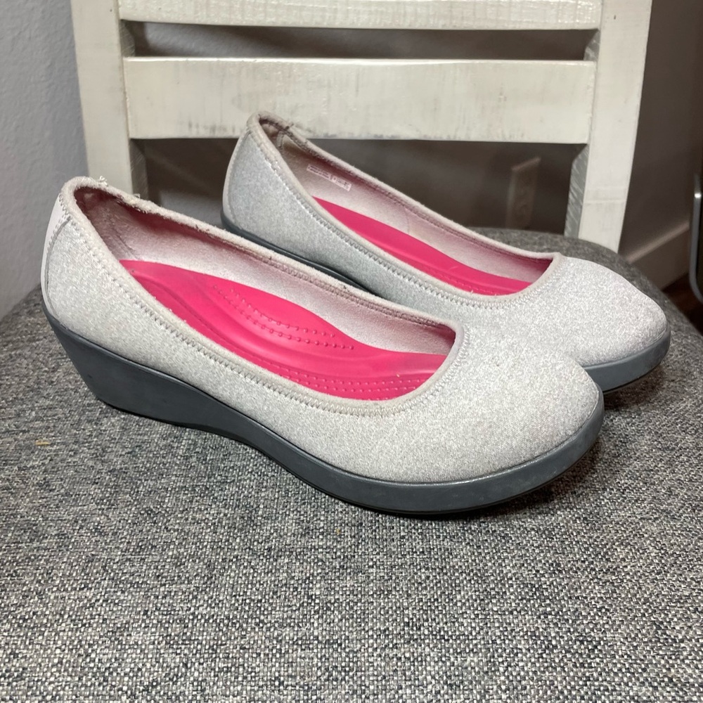Crocs Dual Comfort Womens Gray Fabric Busy Day Wedge Slip On Shoes